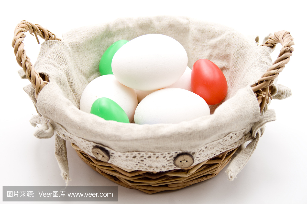 篮子里有白色和彩色的鸡蛋